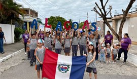 Alunos participam de desfile cívico para comemorar emancipação política de Alagoas