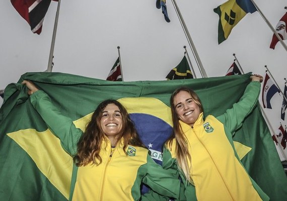 Martine Grael e Kahena Kunze dominam na vela e conquistam medalha de ouro