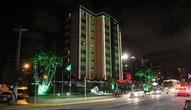 Hotel Ponta Verde inaugura decoração natalina com show de luzes e coral infantil