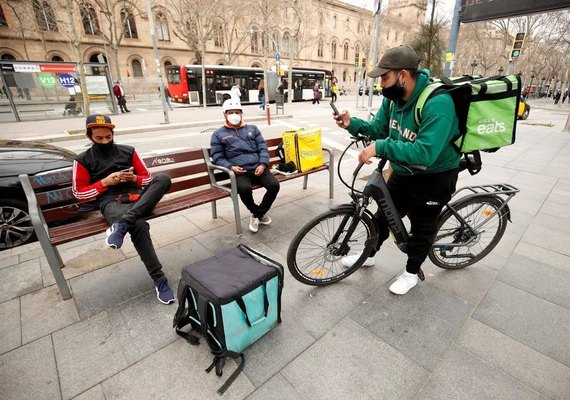 Entregadores de aplicativos terão direitos trabalhistas na Espanha