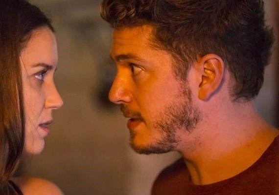 'Rock Story': Vem aí! Alex ameaça Júlia com canivete após escapar da polícia