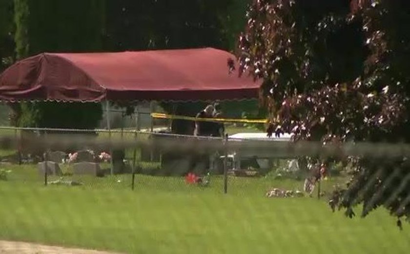 Cinco pessoas são baleadas em ataque a tiros em cemitério nos EUA