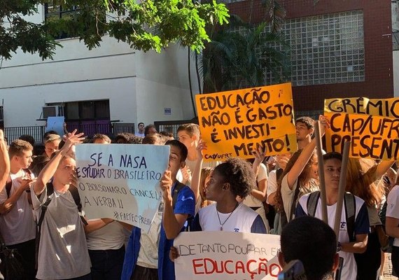 Alunos, pais e professores de institutos protestam contra corte de verbas na educação