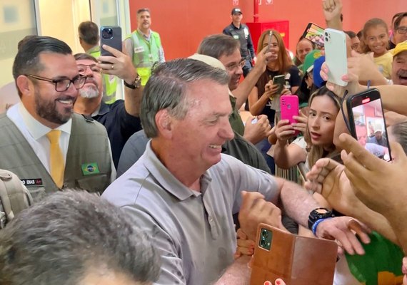 Bolsonaro diz em Maceió que quer voltar à Presidência