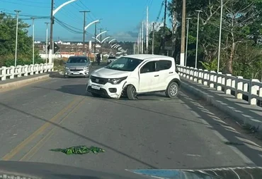 Carro bate em mureta da Ponte Mestre da Rabeca e é encontrado abandonado em Marechal Deodoro