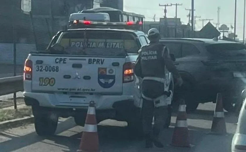 Motorista perde controle de carro e bate em proteção da AL-220, em Arapiraca