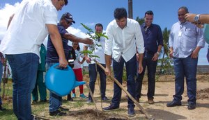 Rui Palmeira participa de reflorestamento no antigo lixão de Maceió