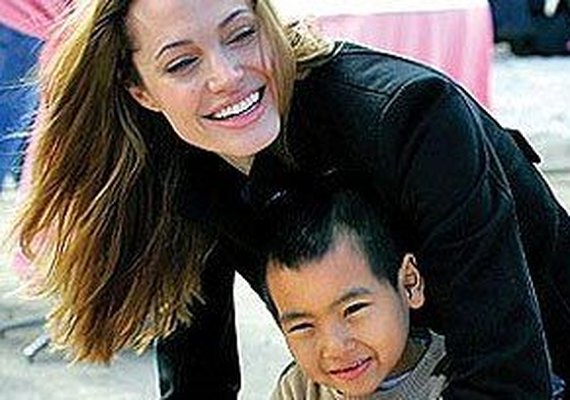 Angelina Jolie pode ter usado documentos falsos para adotar Maddox