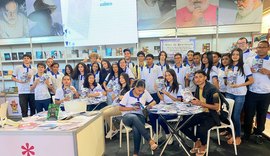 Estudantes de Arapiraca lançam livro na  Bienal, em Maceió