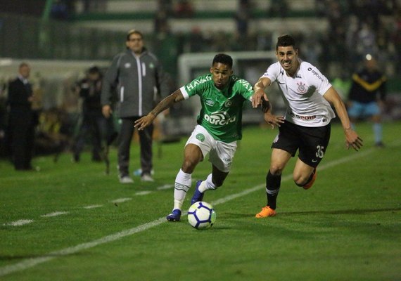 Jadson marca no fim, Corinthians elimina Chape e avança à semi