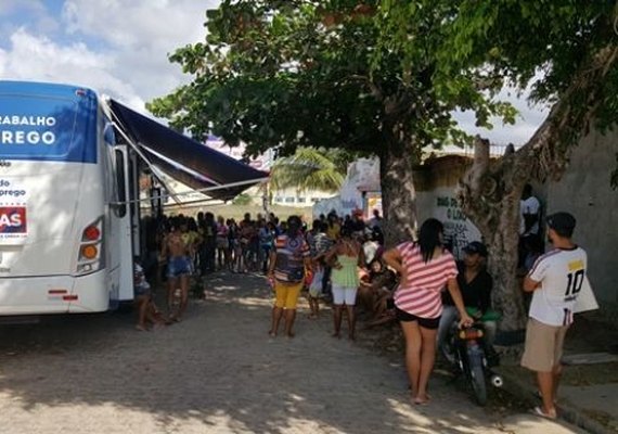 Ônibus do Sine emite 100 carteiras de trabalho na Grota das Piabas