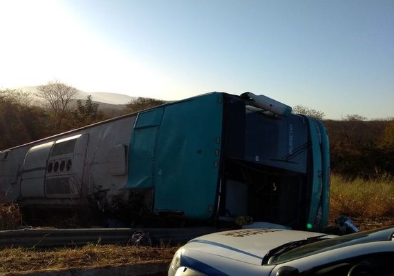 Acidente com ônibus deixa oito mortos e 27 feridos na BR-251, diz Samu