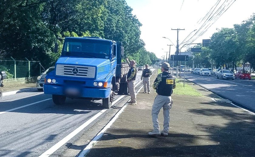 Operação Fluidez autua 23 veículos na Fernandes Lima por circulação irregular
