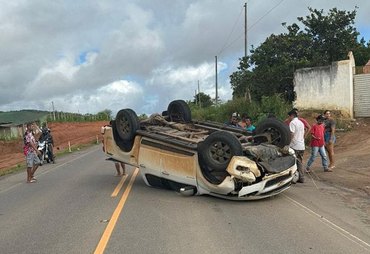 Motorista perde controle do carro, capota e sai ileso do acidente
