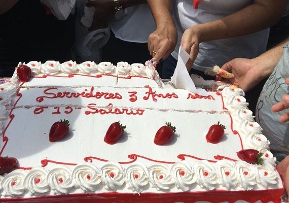 Servidores cortam bolo e fazem 'ceia da miséria'
