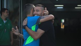 Alan Ruschel volta a Chapecó e avisa que não tem pressa para voltar