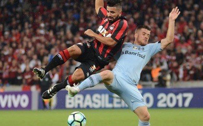 Grêmio vence Atlético-PR fora de casa e lidera o Brasileiro