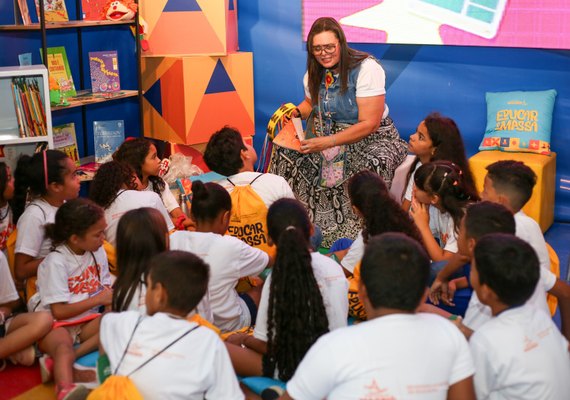 Semed distribuiu 14.560 vales-livro para alunos e professores na Bienal do Livro