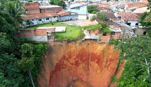 Vídeo: Cratera destrói sonho da casa própria de família