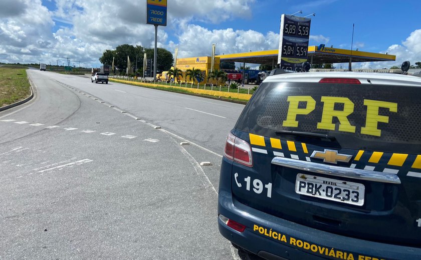 PRF recupera veículo roubado após troca de tiros com dois homens em Maceió