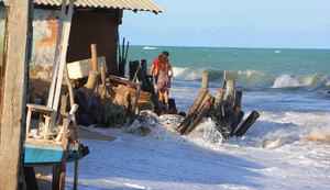Mar avança e destrói Balança de Peixe na Garça Torta