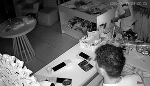 Câmera registra dupla furtando loja de roupas no Centro de Arapiraca
