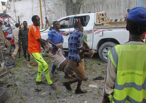 Explosão de carro-bomba deixa mortos e feridos na Somália