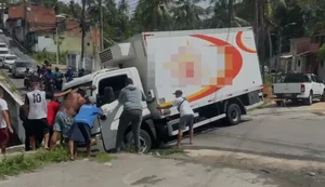 Caminhão fica preso em buraco de esgoto e bloqueia trânsito em Maceió