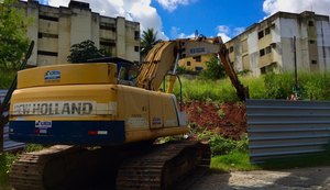 Prédio de três andares com oito apartamentos é demolido no Pinheiro