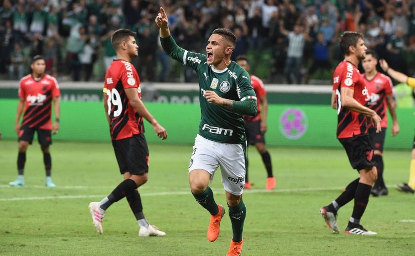 Raphael Veiga marca de pênalti, Palmeiras derrota Athletico e mantém liderança