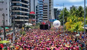 Foliões lotam orla de Maceió para aproveitar prévias carnavalescas