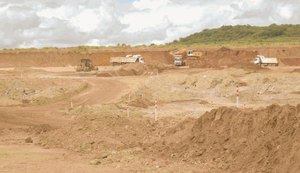 Implantação: obras seguem avançando com pre-stripping do Projeto Serrote