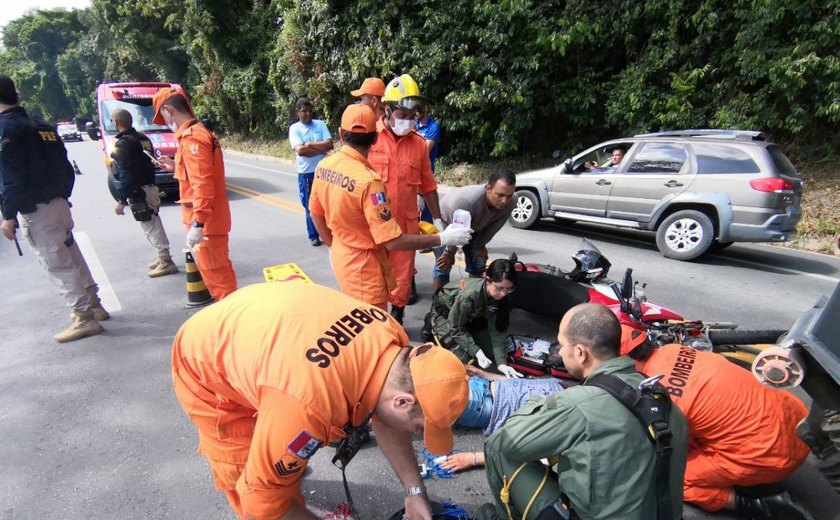 Acidente entre caminhão e motocicleta deixa jovem colombiano ferido em Satuba