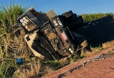 Motorista fica ferido após carreta tombar na BR-101, em São Miguel dos Campos