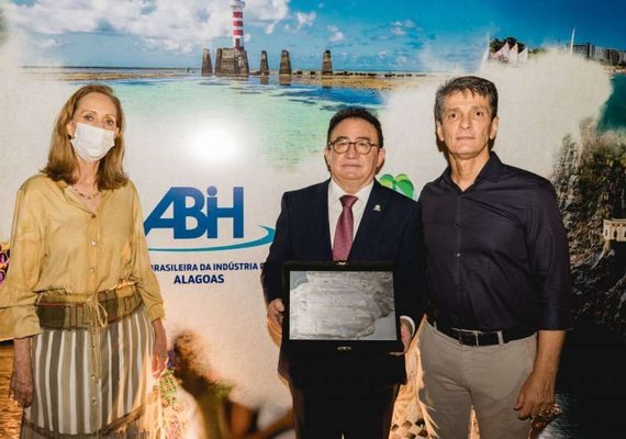 ABIH-AL celebra Dia do Hoteleiro com homenagens e valorização ao setor turístico