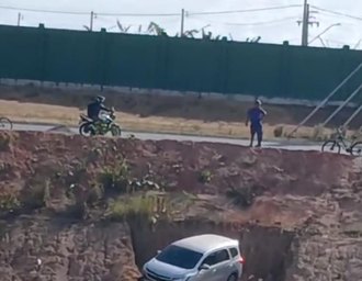 Carro quase cai em córrego após acidente em Maceió