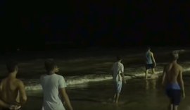 Tubarões são avistados na beira da praia da Jatiúca, em Maceió; assista