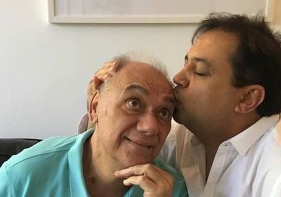 Geraldo Luis dá beijo na testa de Marcelo Rezende e manda mensagem positiva