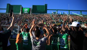 Sobreviventes de tragédia comemoram permanência da Chapecoense na Série A