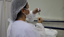 Funcionários da saúde recebem segunda dose da vacina contra Covid-19 em Penedo