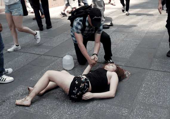 Carro em alta velocidade atinge pedestres na Times Square, em Nova York