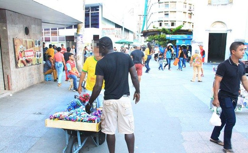 Ambulantes vendem fogos de artifício no Calçadão do Comércio