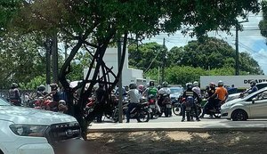 Após viatura do DMTT derrubar motociclista, categoria realiza 'buzinaço' em frente ao órgão municipal