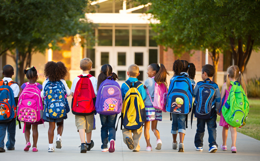 Volta às aulas acende alerta sobre peso das mochilas e saúde da coluna infantil