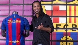 Ronaldinho Gaúcho assina contrato e se torna embaixador do Barcelona