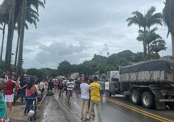 Moradores atingidos pelas chuvas em Atalaia bloqueiam os dois sentidos da BR-316