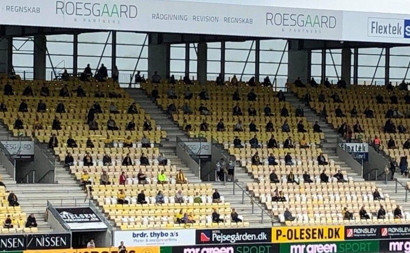 Campeonato Dinamarquês volta a ter público nos estádios, mas com distanciamento social