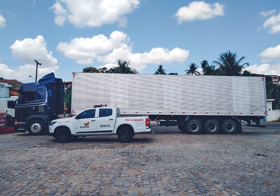 Sefaz flagra caminhão transportando mercadorias sem nota fiscal em Atalaia