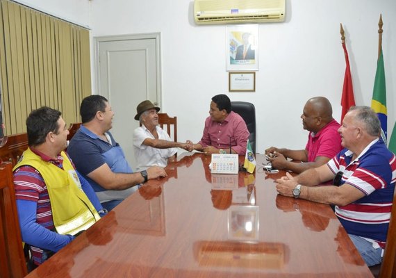 Prefeito recebe presidente da Casal para anunciar água encanada na zona rural