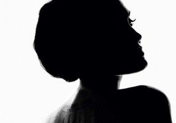 Angelina Jolie ressurge como nova musa de marca de cosméticos
